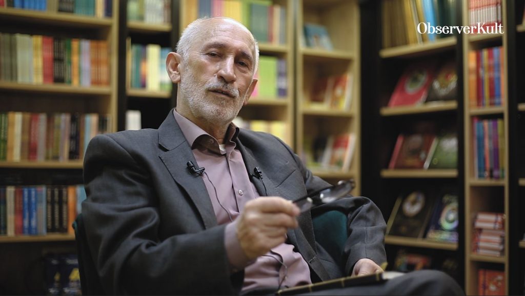 Mund tĂ« jetĂ« njĂ« imazh i â1 person, duke studiuar dhe âteksti qĂ« thotĂ« "âObserverKult Observerkult ŚŚŚâ"ââ