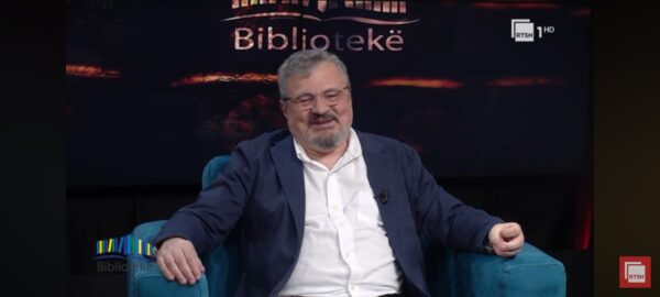“Përrallëtarët e gjuhës shqipe” me studiuesin Ardian Vehbiu | Bibliotekë nga Arta Marku