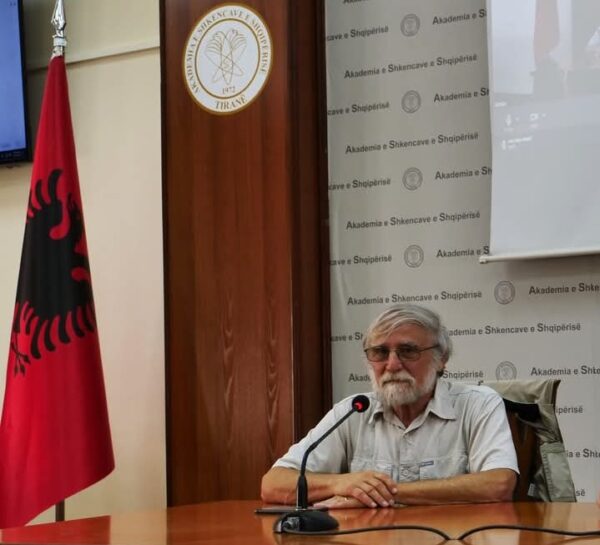 Albanologu i njohur Brian D. Joseph  prezanton në Tiranë veprën e tij të re “The Balkan Languages”