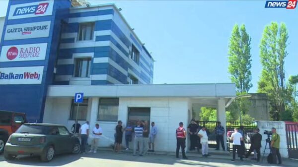 Akull, akujt u shkrinë dhe e bëri për ujë të ftohtë.