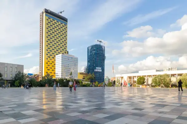 Shqipëria e fasadave luksoze dhe e realitetit të hidhur