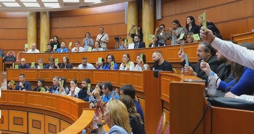 Këshilltarëve të Hekalit u këndohet kënga, po këtyre të Bashkisë së Tiranës, çfarë kënge do t’u këndohet?