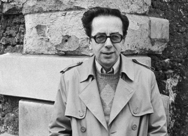 Parisi i përkulet Ismail Kadaresë: Pllakë përkujtimore në zemër të qytetit ku shkroi veprat e pavdekshme