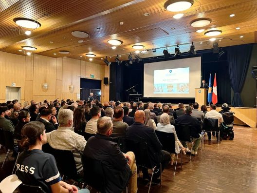 “Return to Kosovo” emocionon Zyrihun: Mbrëmje homazhi që rihap plagët dhe bashkon diasporën