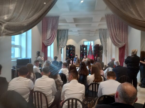 Takim me autorin e “Aventurave të Jung Xhoshit”