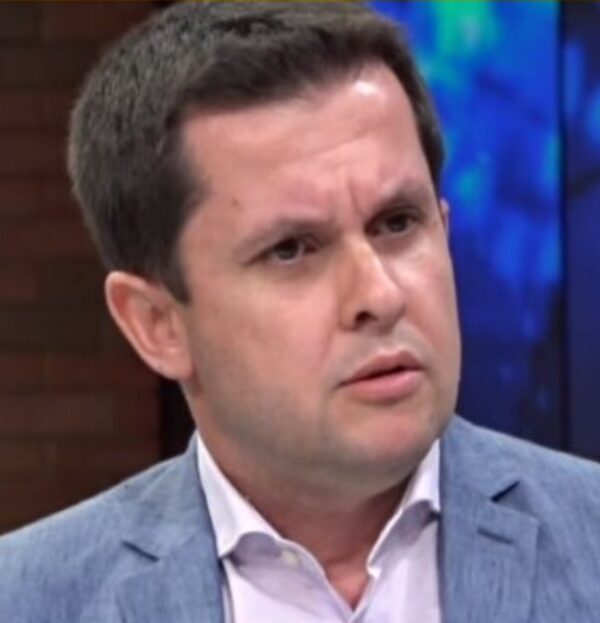 Ditën me Salianjin, natën me Berishën